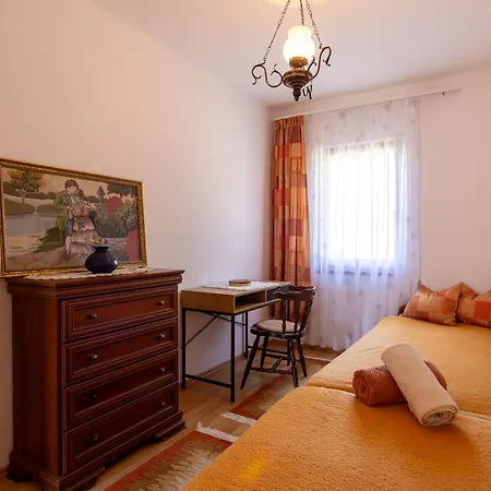 Lakeside Serenity House - Happy Apartment