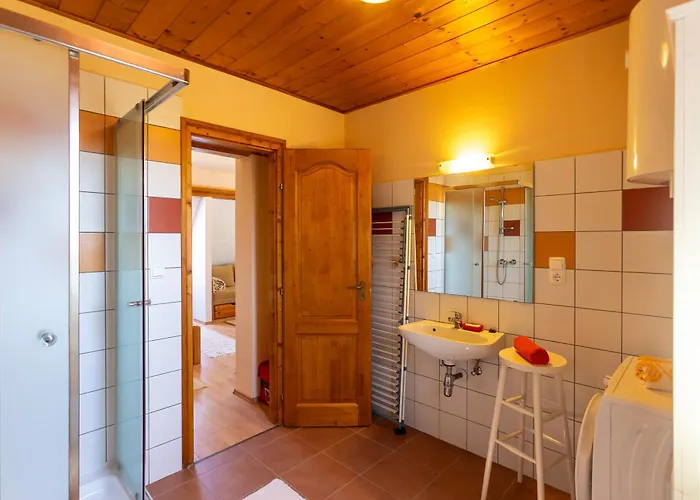 Lakeside Serenity House - Happy *